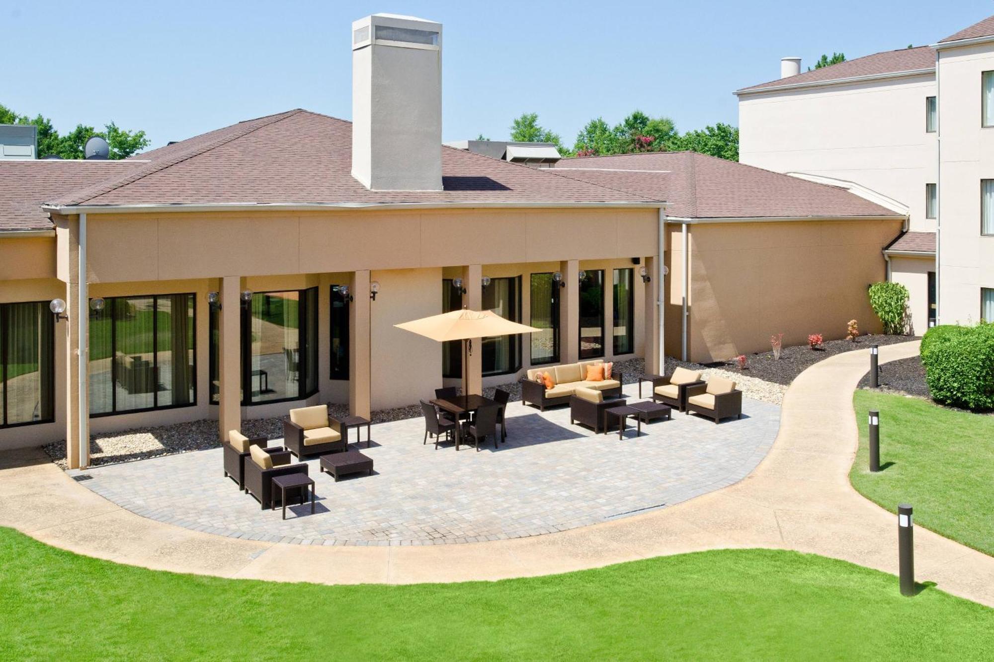 Courtyard By Marriott Huntsville University Drive Exteriör bild