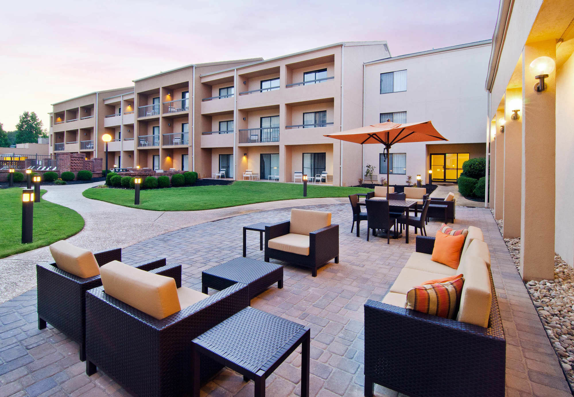 Courtyard By Marriott Huntsville University Drive Exteriör bild